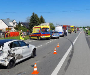 Potworne zderzenie w Ładnej pod Tarnowem. 37-latka nie żyje. Na jej pas zjechała 12-tonowa ciężarówka [ZDJĘCIA]
