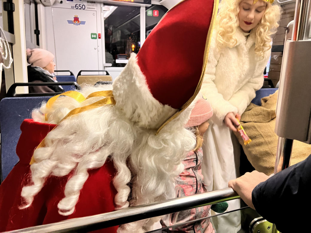 Święty Mikołaj jechał w krakowskim tramwaju 