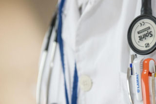 Myśleli, że idą do lekarza. 82-latka z Bytomia oszukała dziesiątki pacjentów