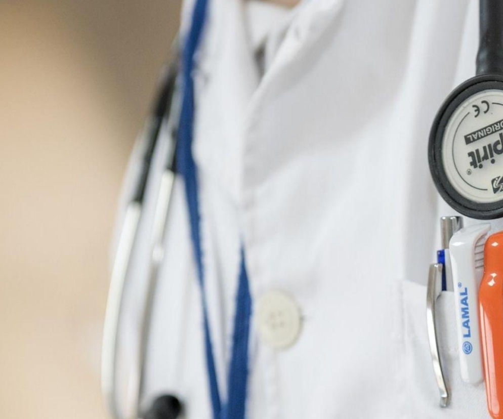 Myśleli, że idą do lekarza. 82-latka z Bytomia oszukała dziesiątki pacjentów