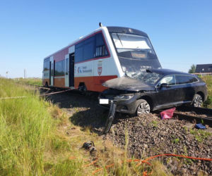 Tragednia pod Lesznem na przejeździe kolejowym. Nie żyje jedna osoba 