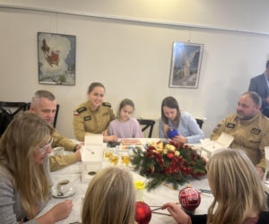 Malowanie bombek- przyjaciele dzieciom