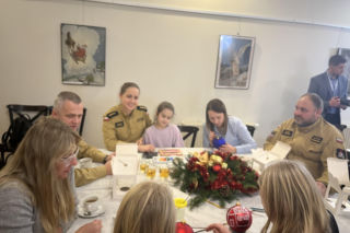 Malowanie bombek- przyjaciele dzieciom