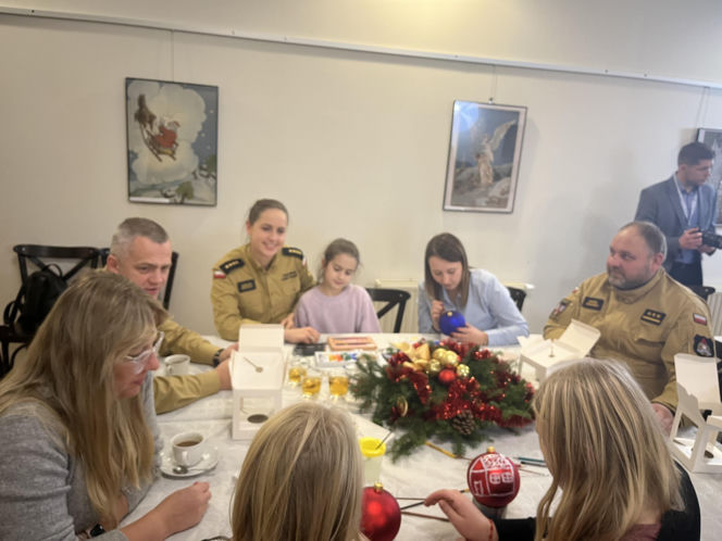 Malowanie bombek- przyjaciele dzieciom