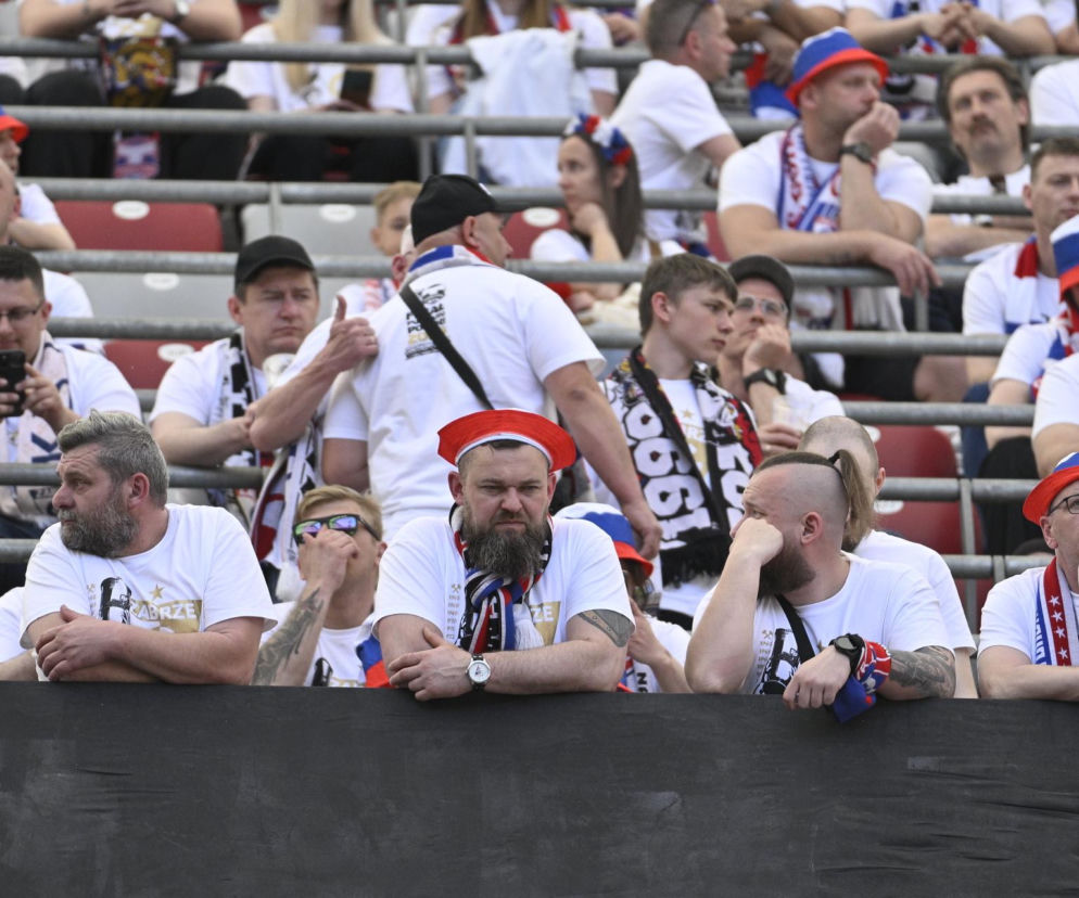 Smutni kibice Górnika Zabrze na trybunach stadionu. O spadku w rankingu UEFA przeczytasz na SE Supersport.