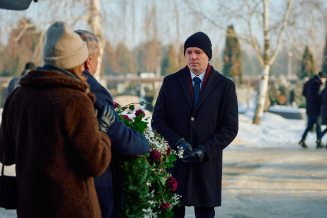 Podczas pogrzebu rodziców Alana Mariuszowi kompletnie puszczają nerwy.