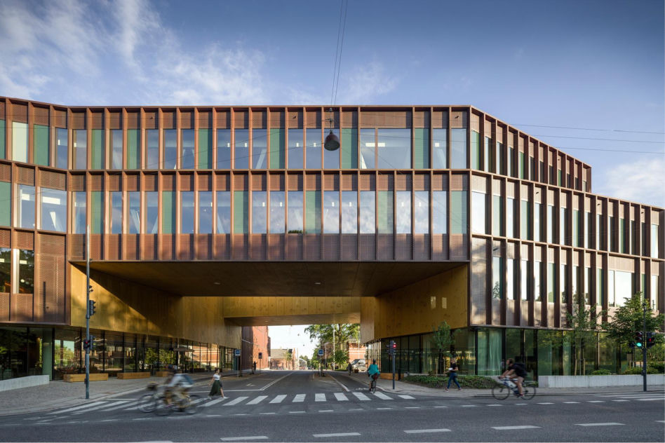 Miedziane elewacje niczym kadzie - Carlsberg; Kopenhaga; proj. CF Møller Architects