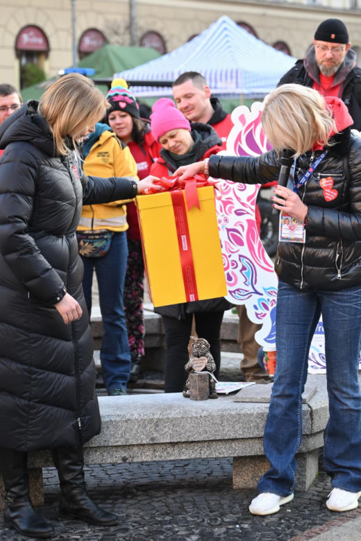 Wrocław. Wiceprezydent miasta Renata Granowska odsłania nowego krasnala - WOŚPKA