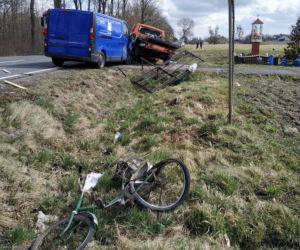 Makabra pod Sochaczewem! Leżał martwy na jezdni. Wokół trzy zniszczone auta i porozrzucane butle z gazem [ZDJĘCIA]