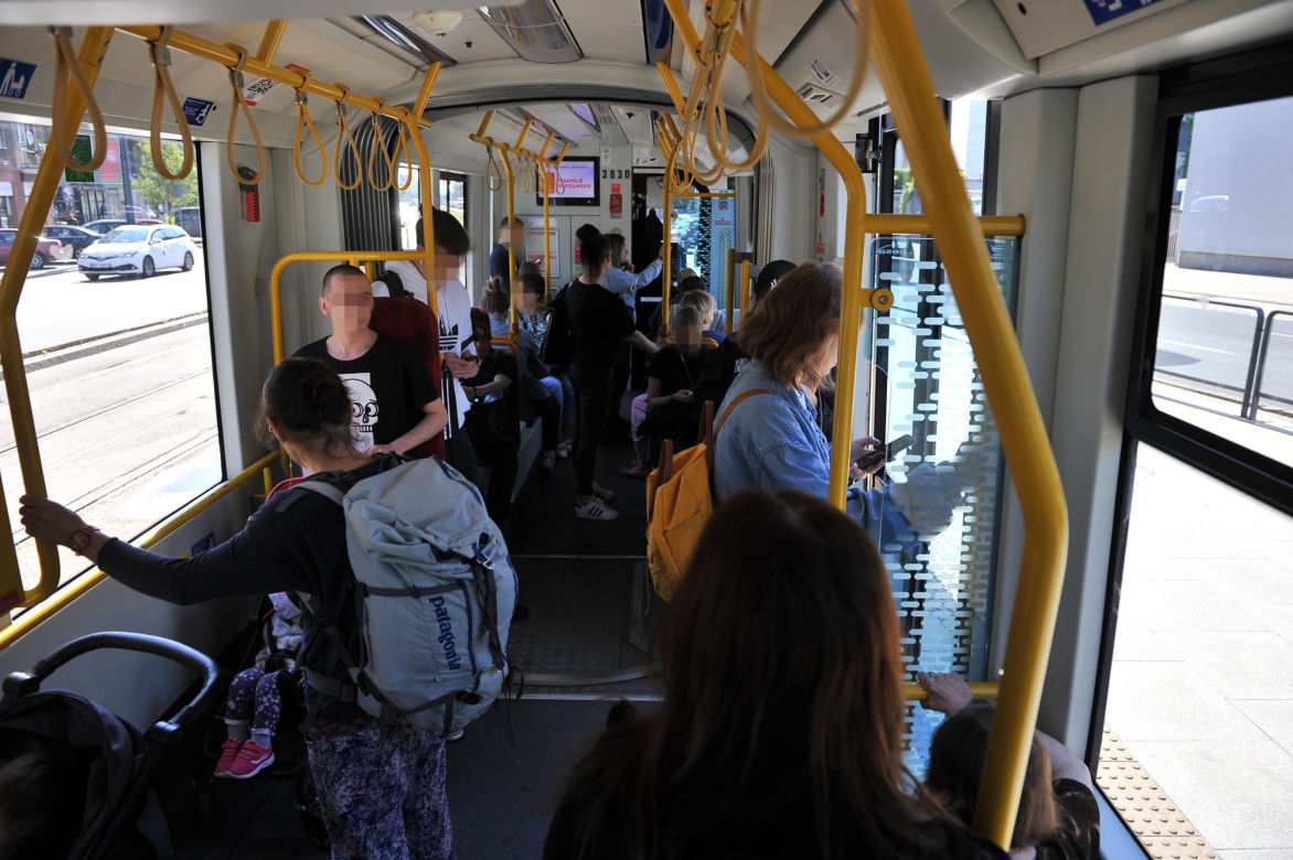 Pasażerowie gniotą się w "szóstce". Skandaliczne warunki w tramwajach na Pradze