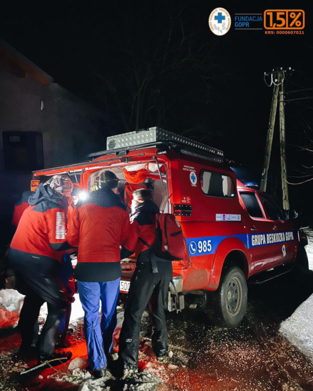Ruszyli w ekstremalnie trudnych warunkach na pomoc 11-letniemu snowboardziście