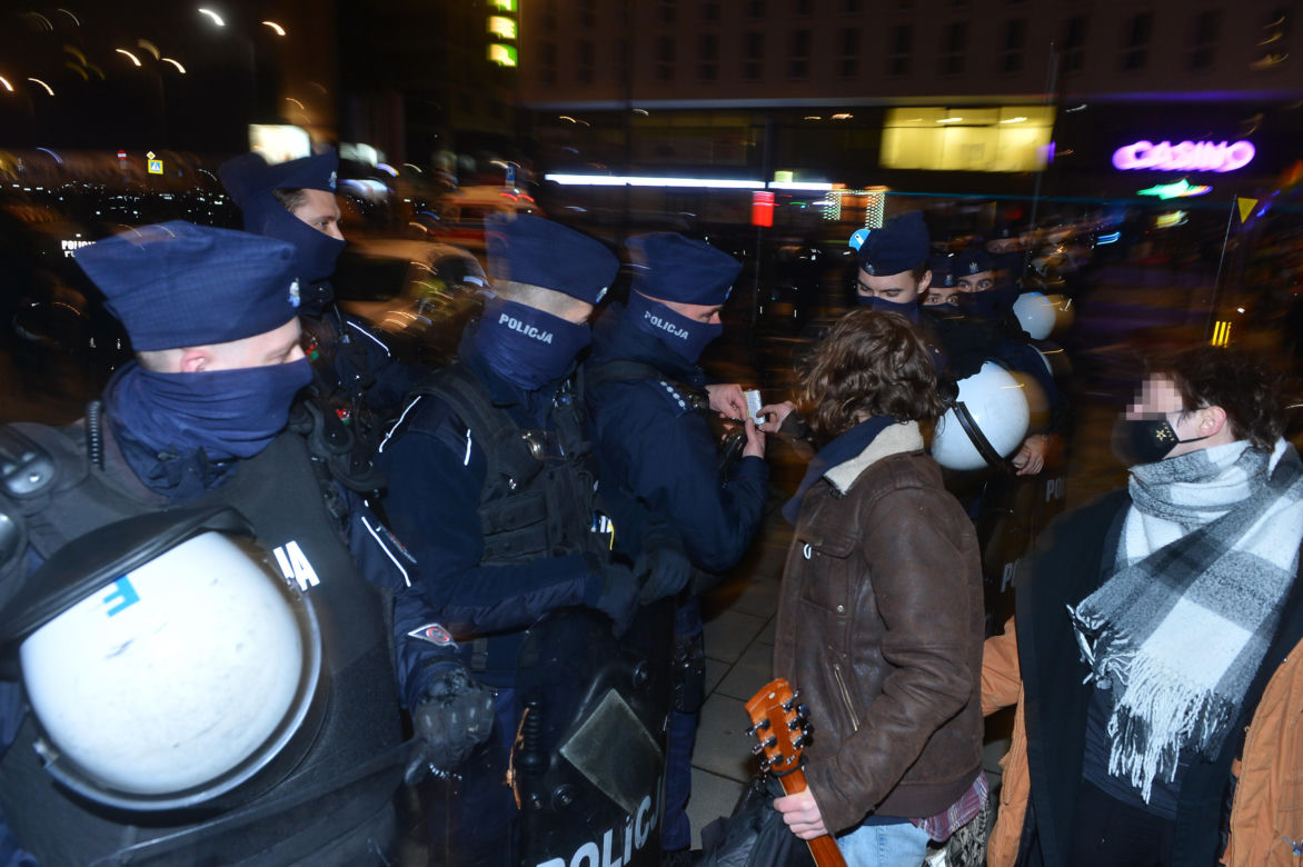 Co policjant dał temu mężczyźnie?!