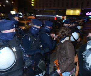 Co policjant dał temu mężczyźnie?!