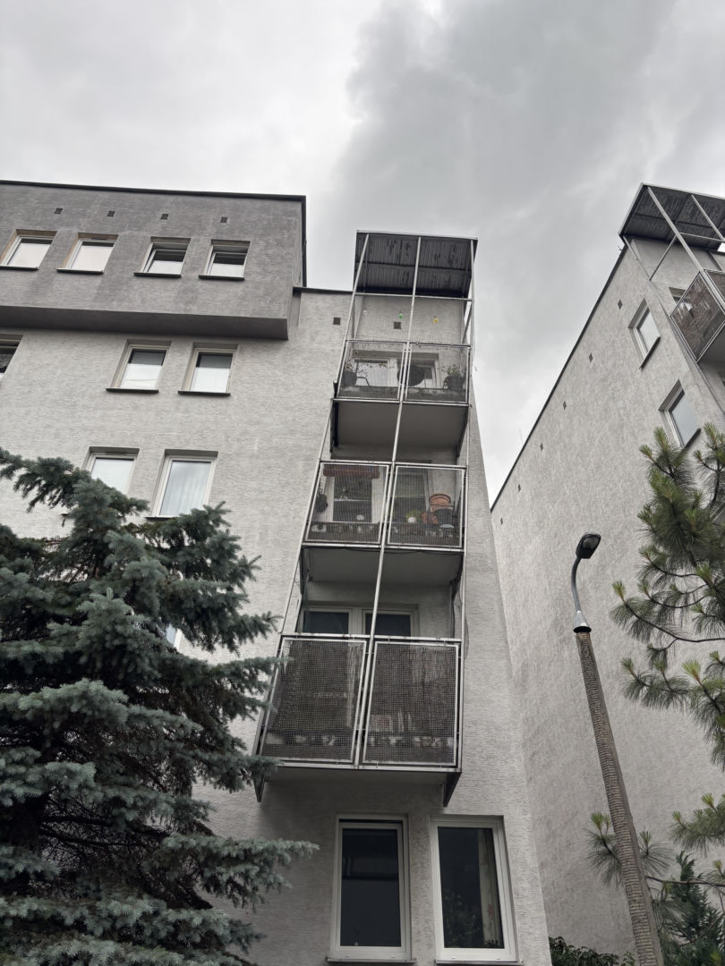 Krzywe balkony przy ul. G. Zapolskiej 42 w Krakowie
