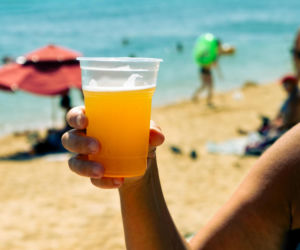 Pijesz alkohol w upał? To może się źle skończyć