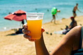Pijesz alkohol w upał? To może się źle skończyć