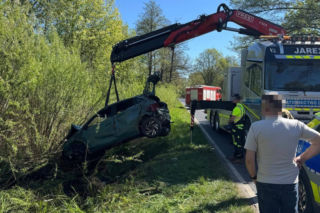 Tajemnicze dachowanie pod Wrocławiem. Samochód w bagnie, szukają kierowcy 
