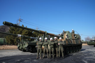 Kadeci i kadra dydaktyczna Akademii Wojsk Lądowych w spółkach zbrojeniowych Grupy Hanwha