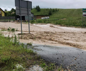 POTĘŻNE Nawałnice w Małopolsce. Woda PORWAŁA SAMOCHÓD! [ZDJĘCIA]