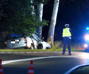 Samochód roztrzaskał się o drzewo. 48-latka zginęła na miejscu!