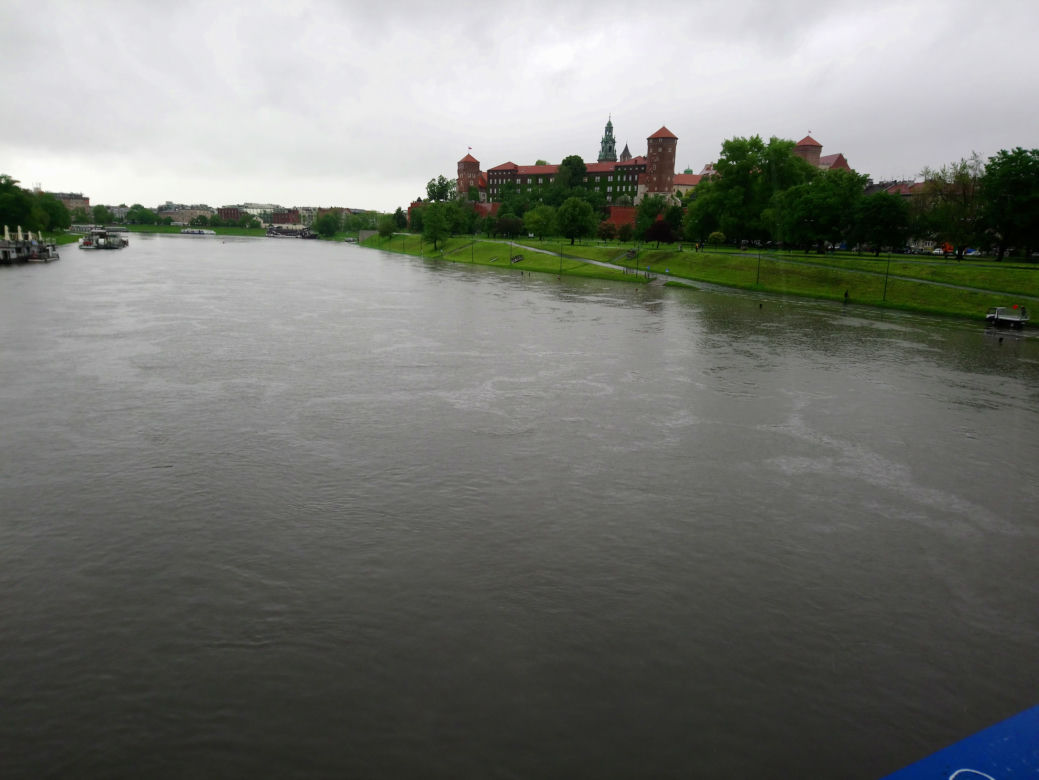 Ulewy w Krakowie 23.05.2019: Wylała Wisła, zalane są bulwary