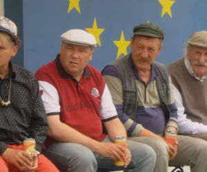 Ranczo 8 sezon odcinek 101. Pietrek (Piotr Pręgowski), Hadziuk (Bogdan Kalus), Solejuk (Sylwester Maciejewski), Stach Japycz (Franciszek Pieczka)