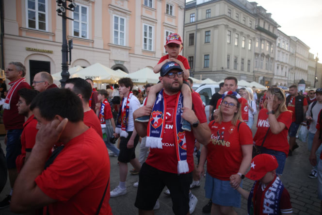 Dramat podczas fety Wisły Kraków. 11-latka trafiona petardą trafiła do szpitala