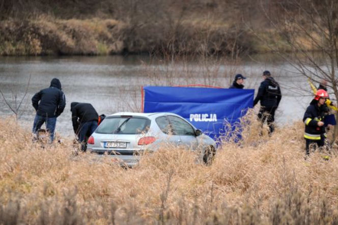 Kraków. Z Wisły wyłowiono samochód z ciałem mężczyzny
