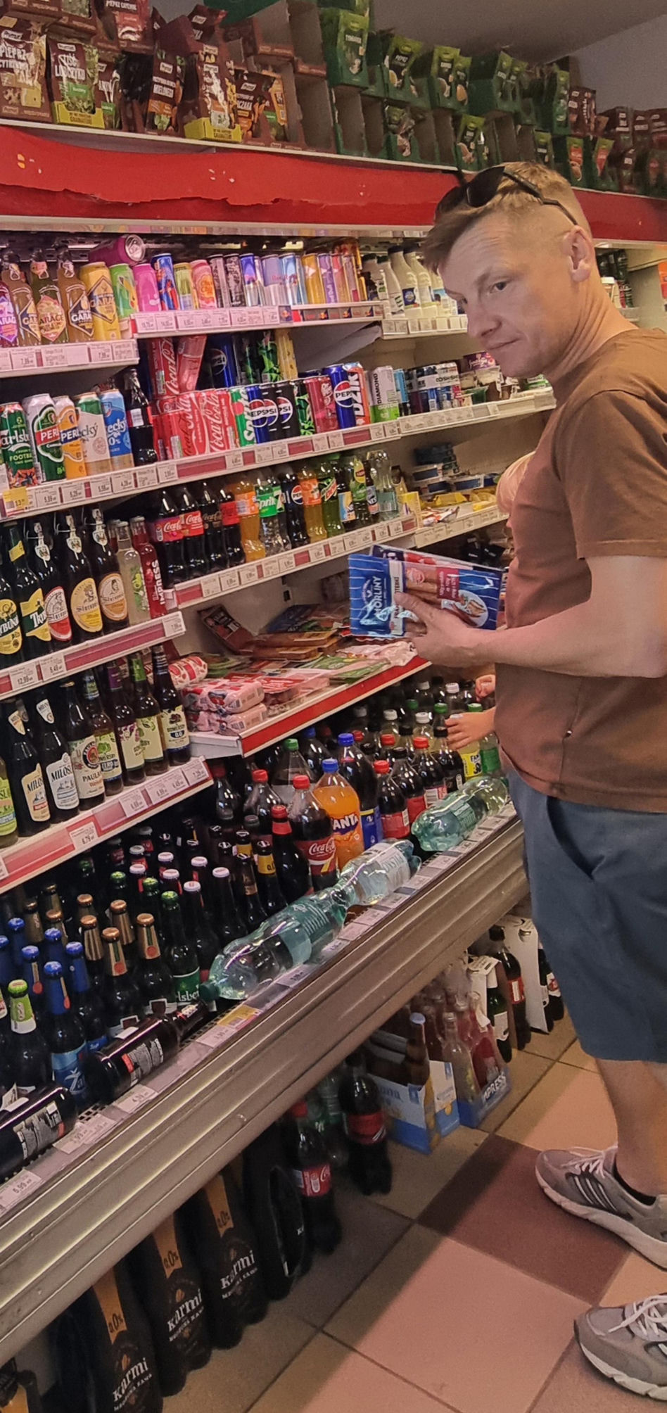 Marcin Mroczek bawi się samolotem