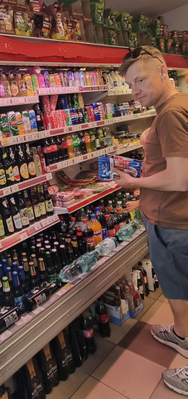Marcin Mroczek bawi się samolotem