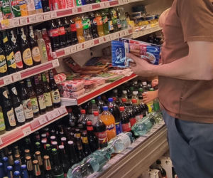 Marcin Mroczek bawi się samolotem