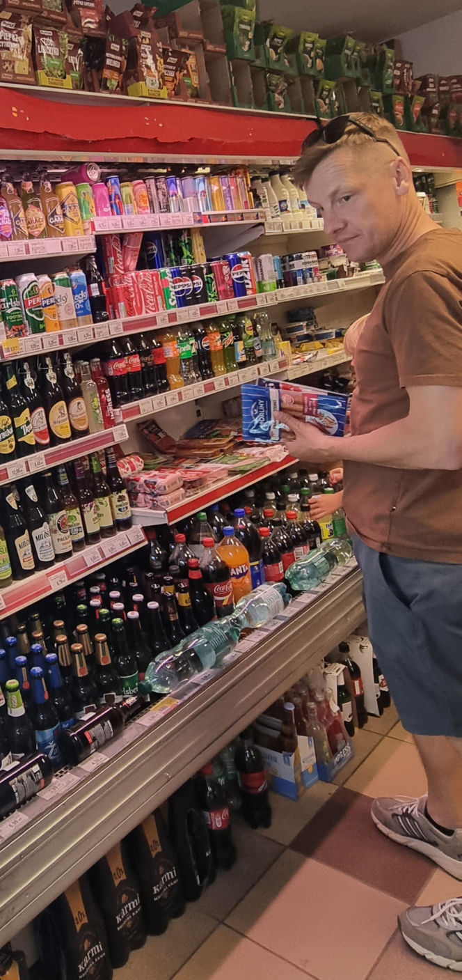 Marcin Mroczek bawi się samolotem