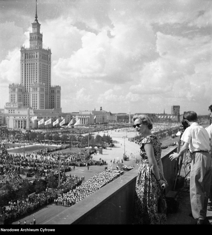 Czysty Pałac Kultury i Nauki w Warszawie - zobacz stare zdjęcia. Tak wyglądał bez warstwy brudu