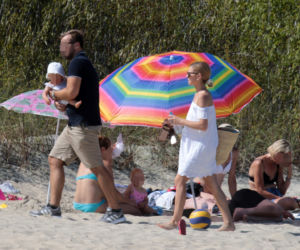 Kasia Tusk w bikini na plaży z rodziną