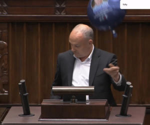 Poseł przyniósł pudło jak od prezerwatyw i puścił balon w Sejmie