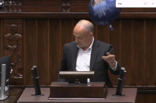 Poseł przyniósł pudło jak od prezerwatyw i puścił balon w Sejmie