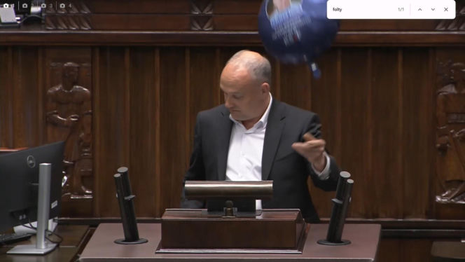Poseł przyniósł pudło jak od prezerwatyw i puścił balon w Sejmie