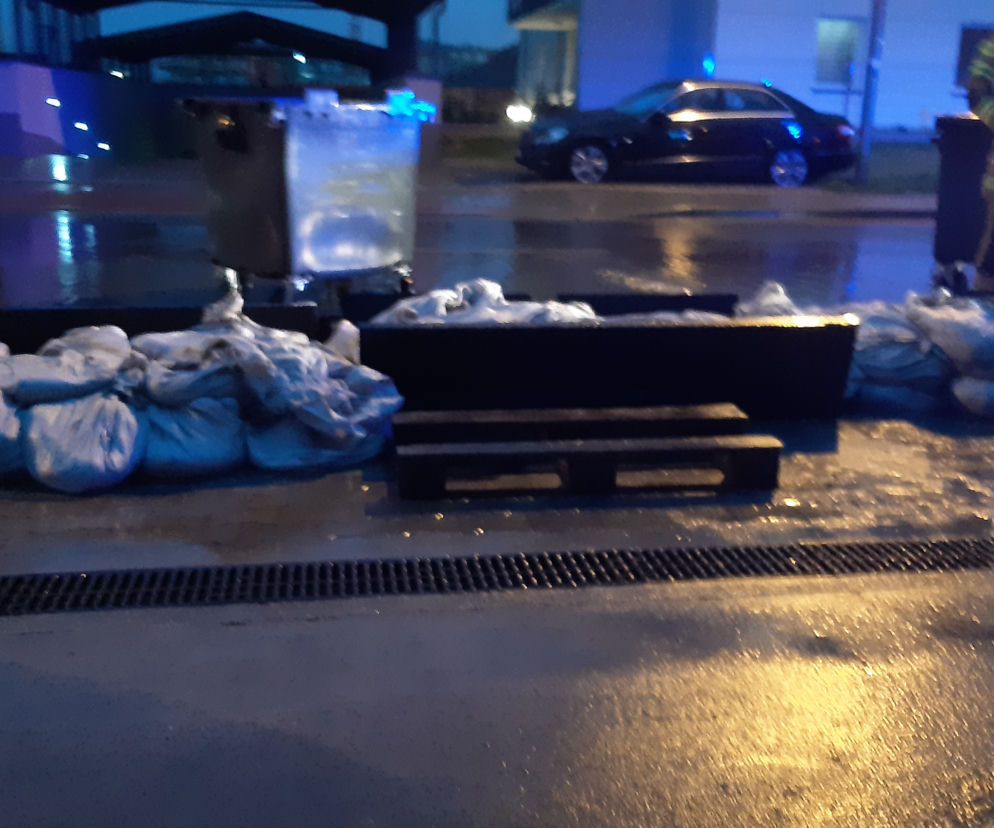 Warszawa. DRAMAT na Białołęce. Mieszkańcy RATOWALI swój dobytek. Woda WDZIERAŁA się WSZĘDZIE! 