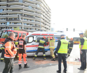 Wypadek karetki na skrzyżowaniu ulic Bukowińskiej i Wilanowskiej