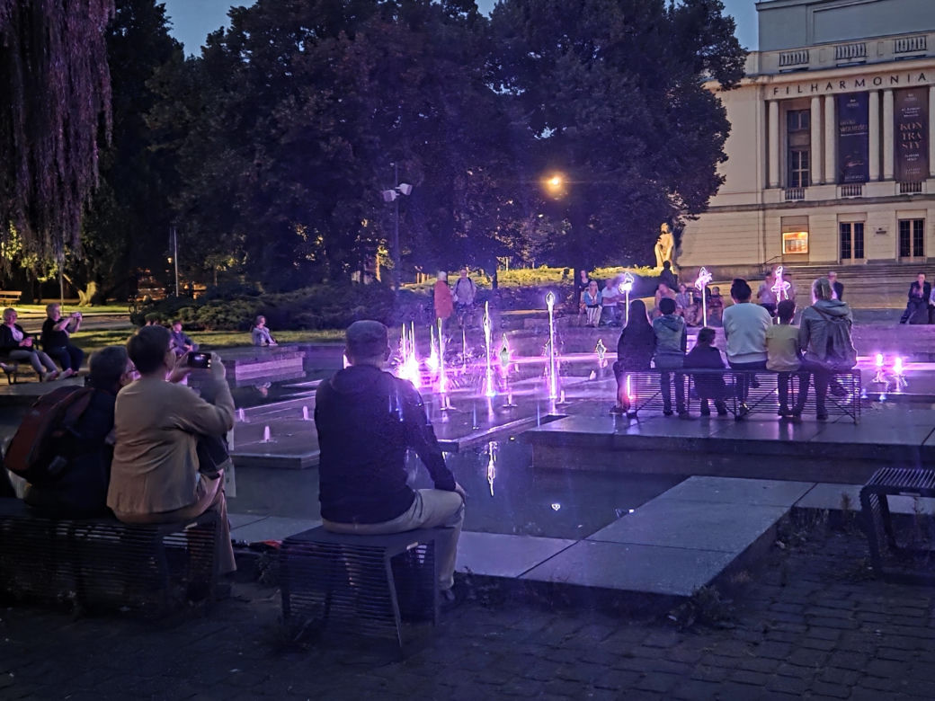 Muzyka, światło i woda w sercu Bydgoszczy. Ta fontanna naprawdę gra!