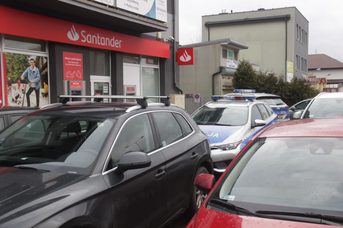 Wyszła z banku w Międzylesiu. Złodziej wyrwał jej torebkę z pieniędzmi 