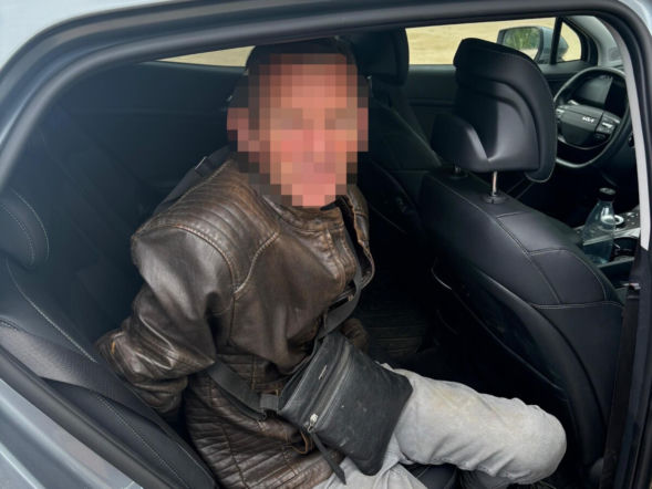 Usłyszał głośne uderzenia w garażu sąsiada. W środku grasował Serb z toporkiem