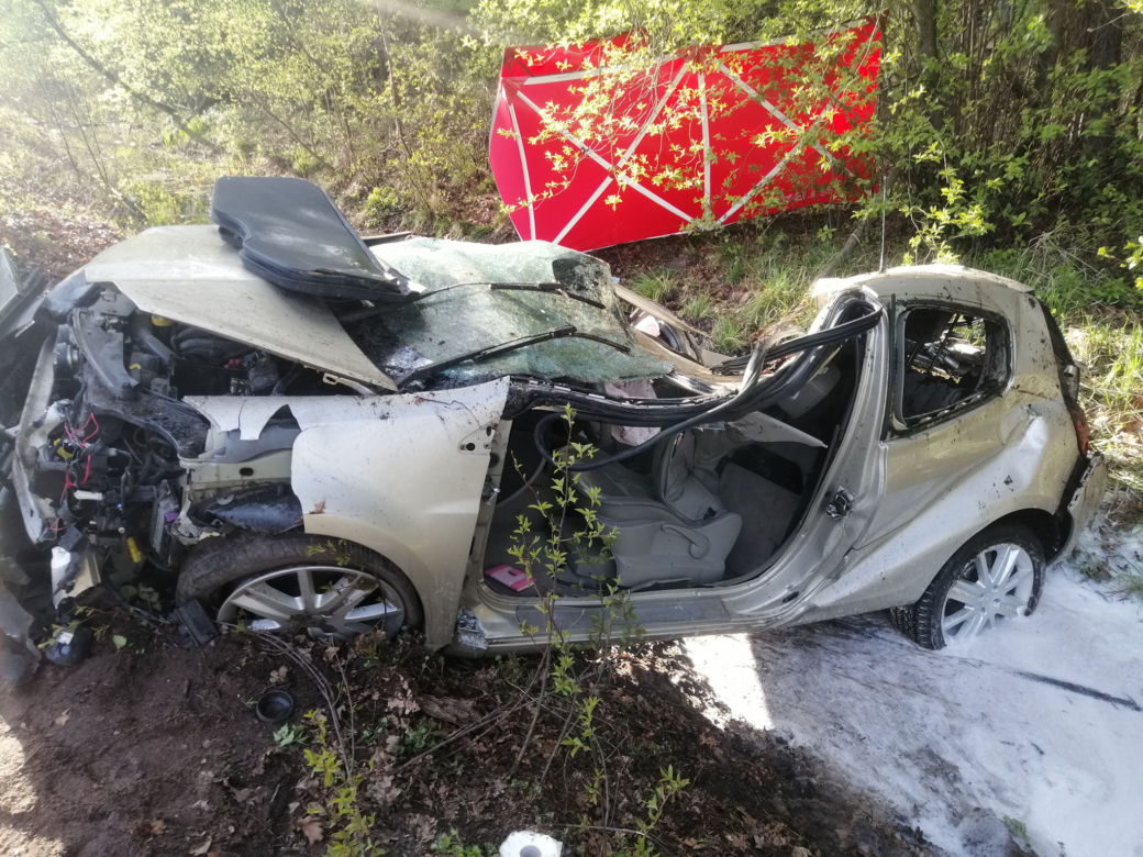 Nie żyją dwie osoby! Ich renault ROZTRZASKAŁO się o drzewo na DK 62 pod Wyszkowem [ZDJĘCIA]
