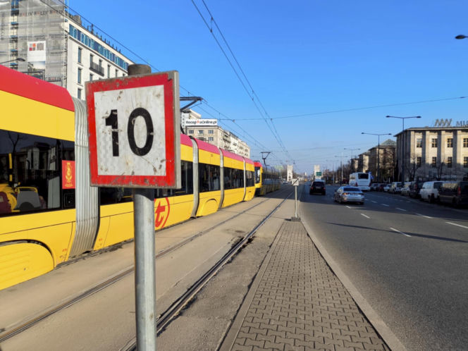 Wielka dziura w torach w centrum Warszawy. Sypią się na naszych oczach!