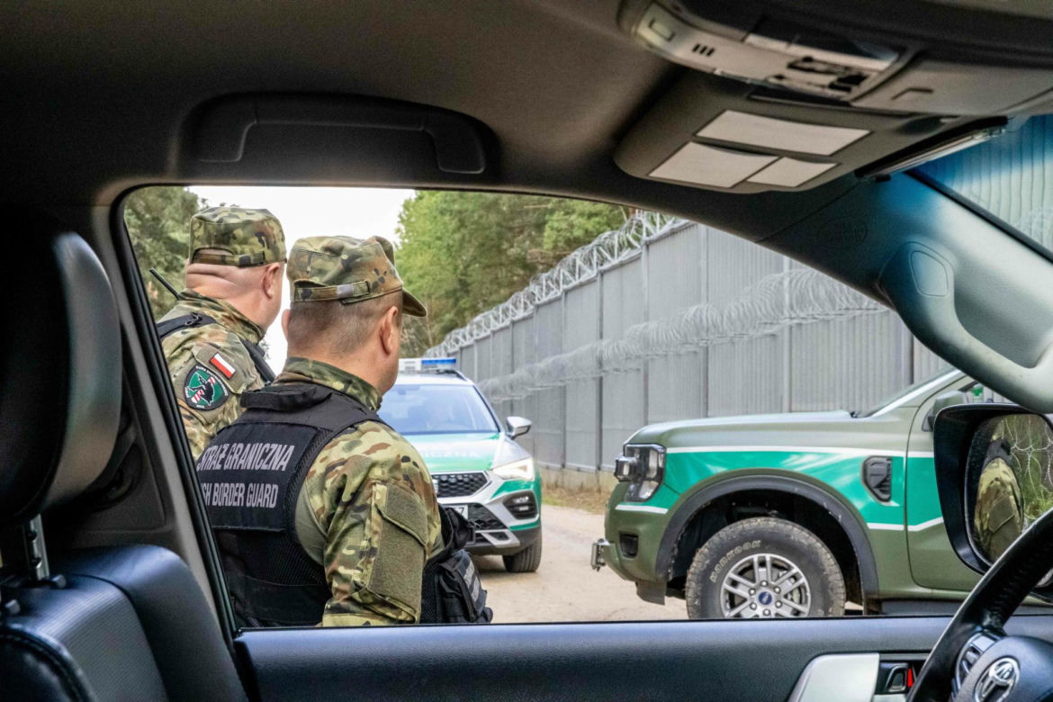 Strażnicy graniczni nie mogli w to uwierzyć. Migranci wymyślili, jak pokonać zaporę
