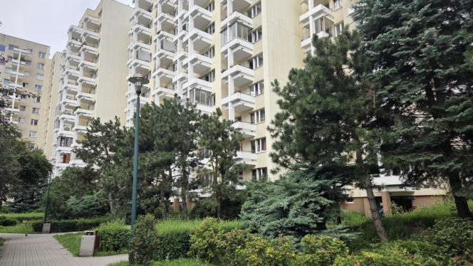Horror w centrum Warszawy. Skakał po balkonach i ugryzł jedną kobietę. 32-latek spadł z 7. piętra