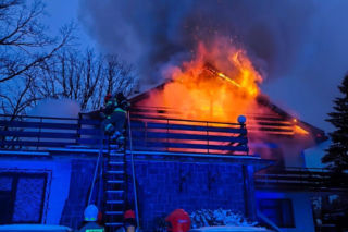 Suchedniów. Pożar domu jednorodzinnego w Nowy Rok [ZDJĘCIA]