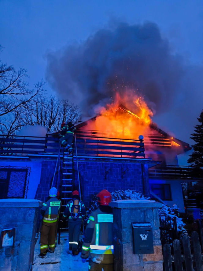 Suchedniów. Pożar domu jednorodzinnego w Nowy Rok [ZDJĘCIA]