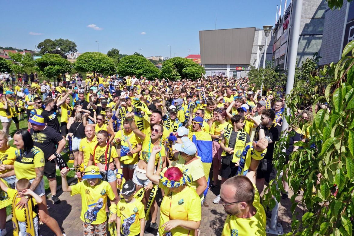 Przemarsz kibiców Stali Gorzów przed meczem z Falubazem Zielona Góra