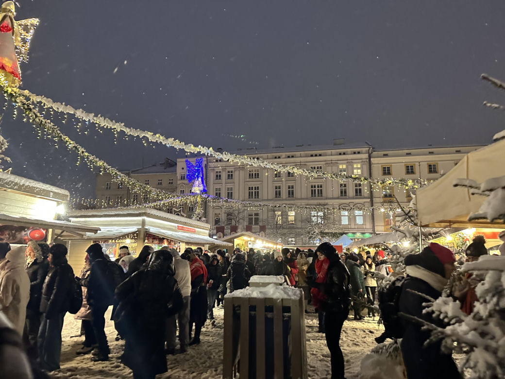Choinka rozbłysła na Rynku Głównym. Tak wygląda Kraków w zimowej scenerii! 